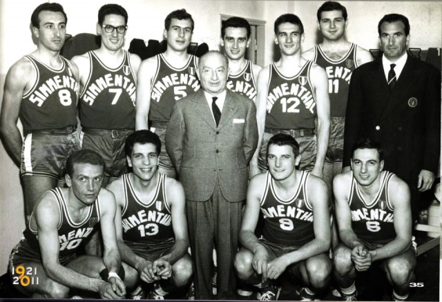 Formazione del Simmenthal 1962/63: in piedi Gamba, Pieri, Sardagna, il patron della Simmenthal sig. Sada, Binda, Vescovo, Volpato, Rubini (all.), accosciati Riminucci, Ongaro, Vittori, Vianello.